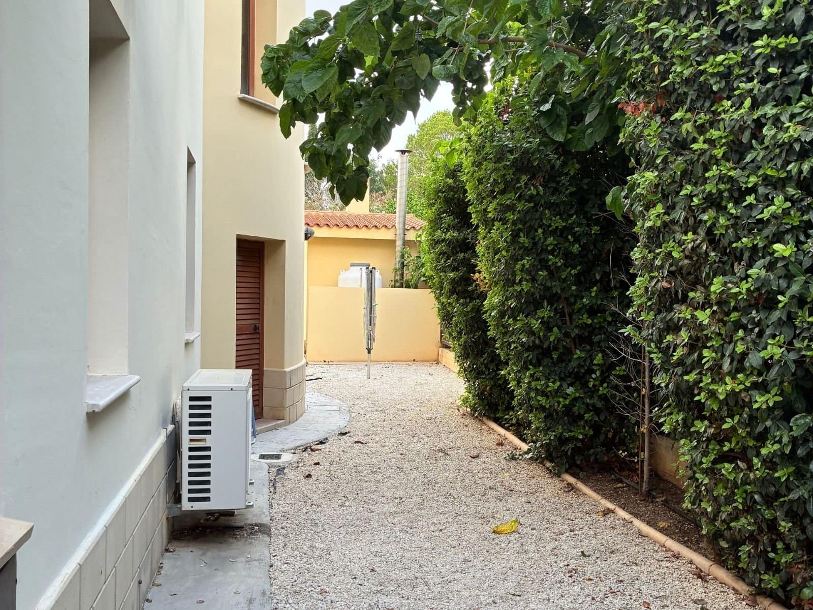 14 Beautiful 5-Bedroom Villa in Konia – Spacious Plot with Private Pool, Parking & Mature Gardens