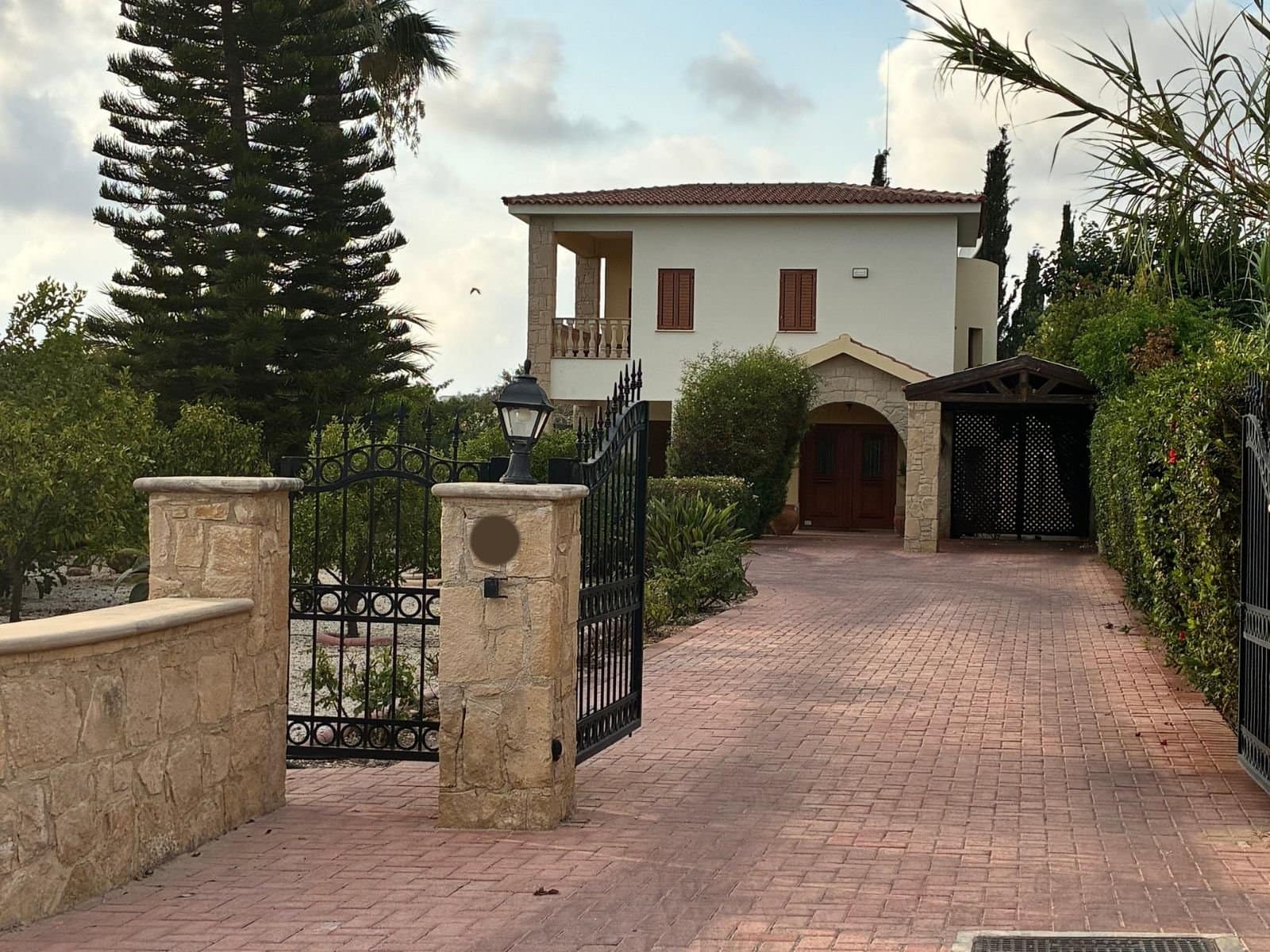 5 Bedroom Detached house on a generous size plot in koniA 5 Bedroom Detached house on a generous size plot in koniA
